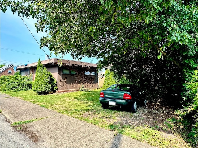 exterior space featuring a lawn