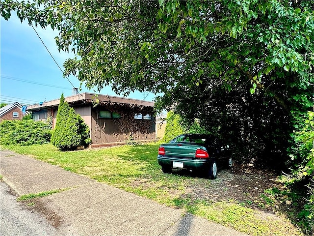 view of front of house featuring a front lawn