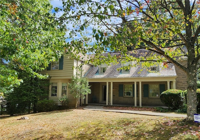 view of front facade featuring a front yard and a porch