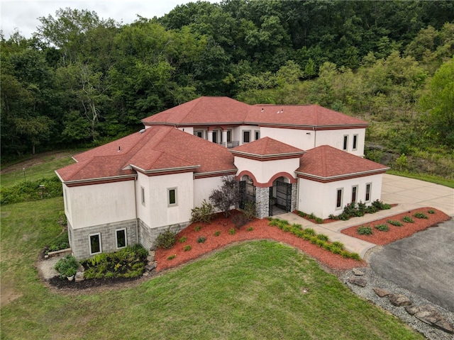 view of front of house with a front lawn