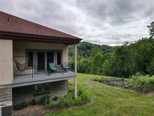 view of yard featuring central AC