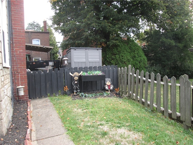 view of yard featuring a storage unit