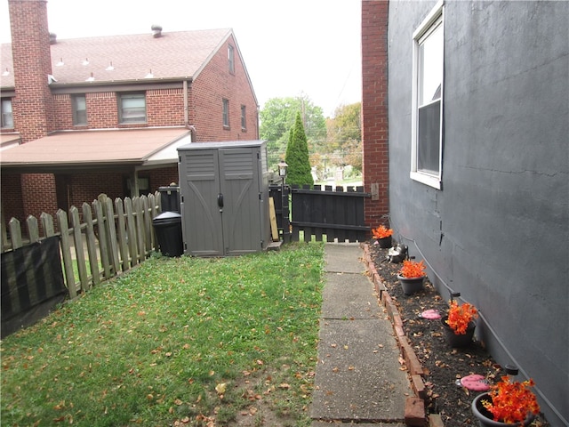 view of yard with a shed