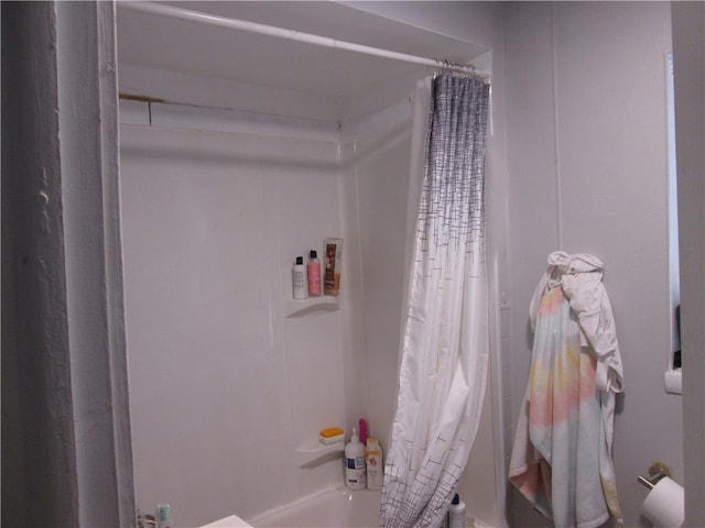 bathroom featuring shower / tub combo