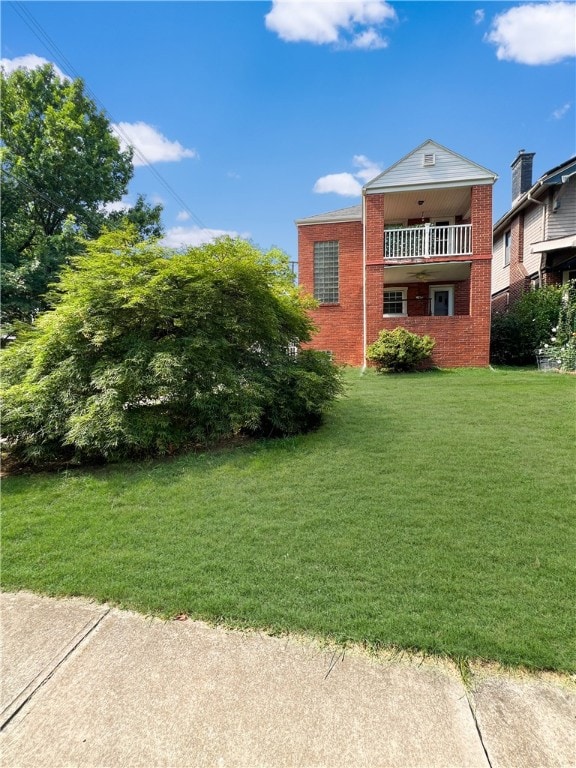 view of yard with a balcony