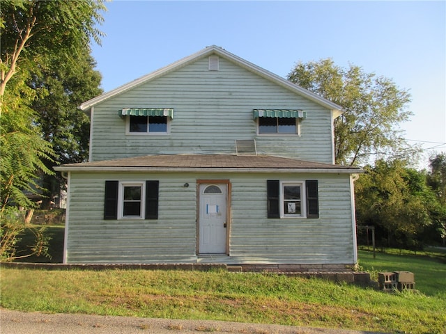 view of front of home with a front lawn