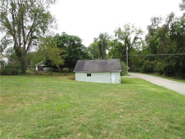 view of yard with an outbuilding