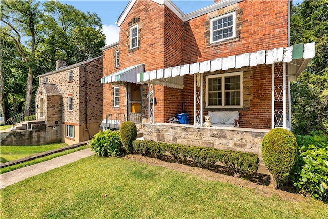 view of front of home with a front lawn