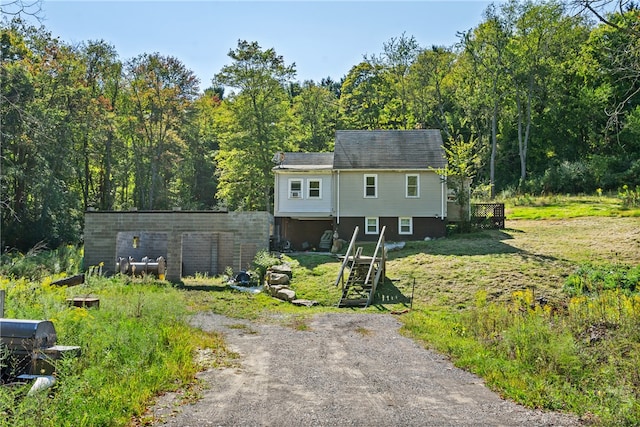 view of front facade featuring a front yard