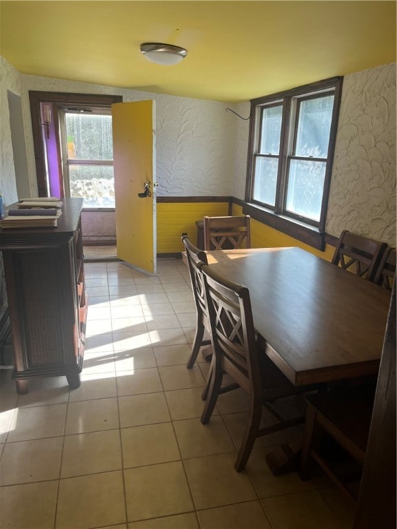 dining room featuring light tile patterned floors