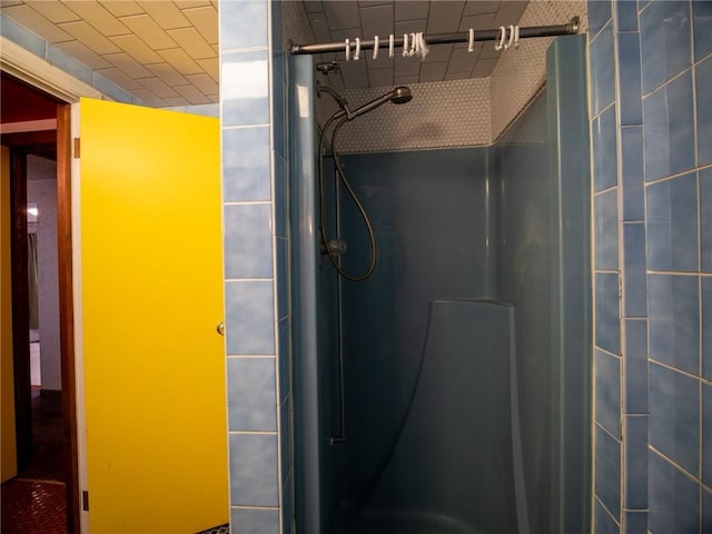 bathroom featuring a tile shower