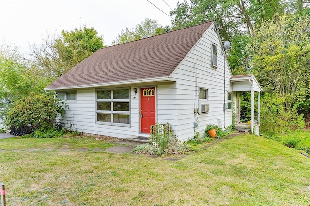 view of front of property featuring a front yard