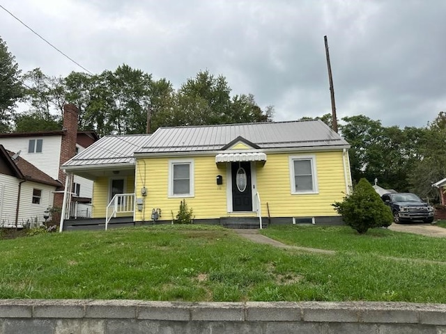 view of front of property featuring a front yard