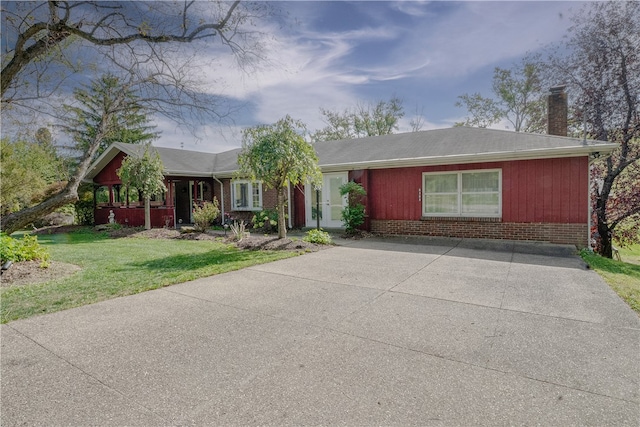 ranch-style home with a front yard