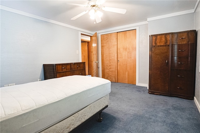 carpeted bedroom featuring crown molding, ceiling fan, and a closet