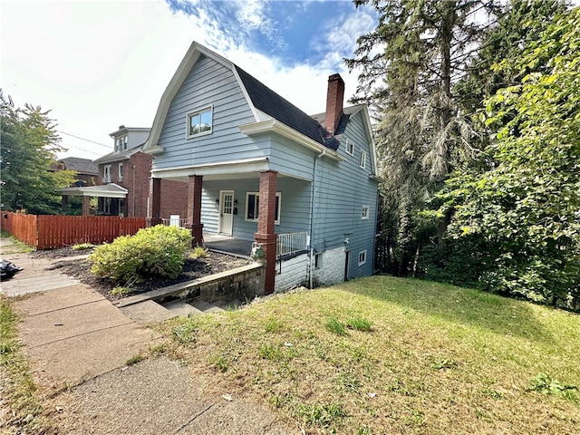 view of front of home featuring a front yard and covered porch