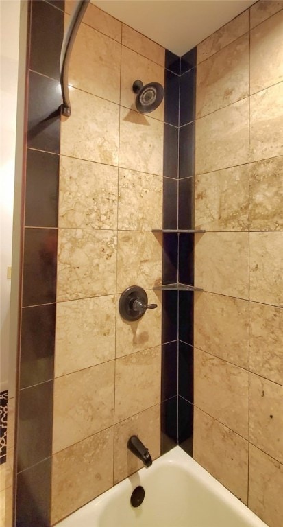 bathroom with tiled shower / bath