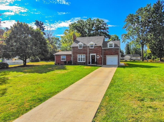 view of front facade featuring a front lawn and a garage