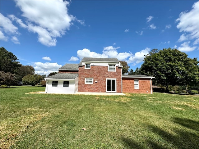 back of house featuring a lawn