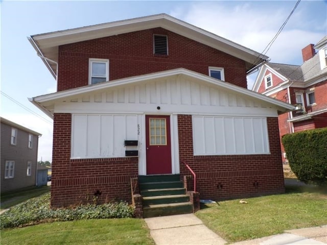 view of front of home featuring a front lawn