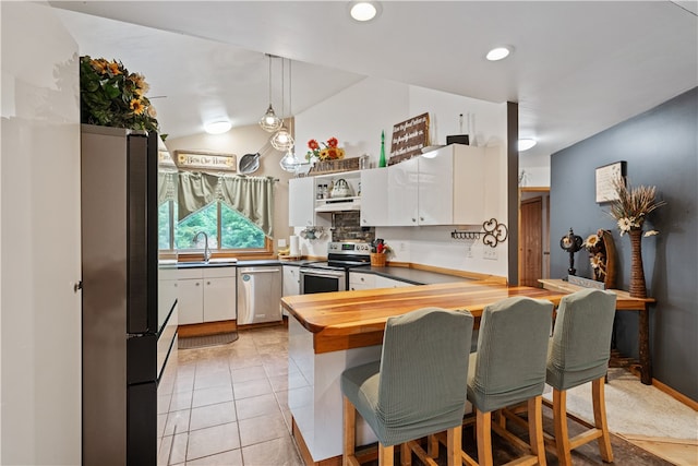 kitchen featuring appliances with stainless steel finishes, white cabinetry, a breakfast bar, kitchen peninsula, and sink