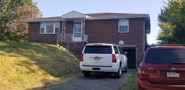 view of front facade featuring a front yard