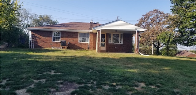 back of house featuring a lawn