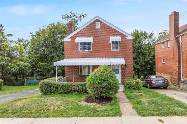 view of front of house with a front lawn