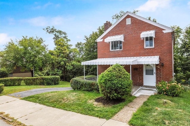 view of front of property featuring a front yard