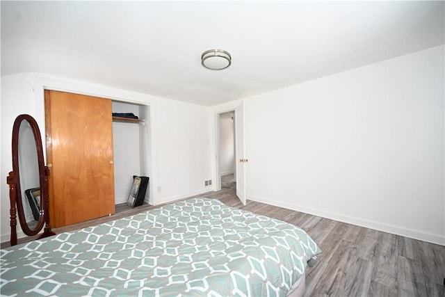 unfurnished bedroom with hardwood / wood-style flooring and a closet