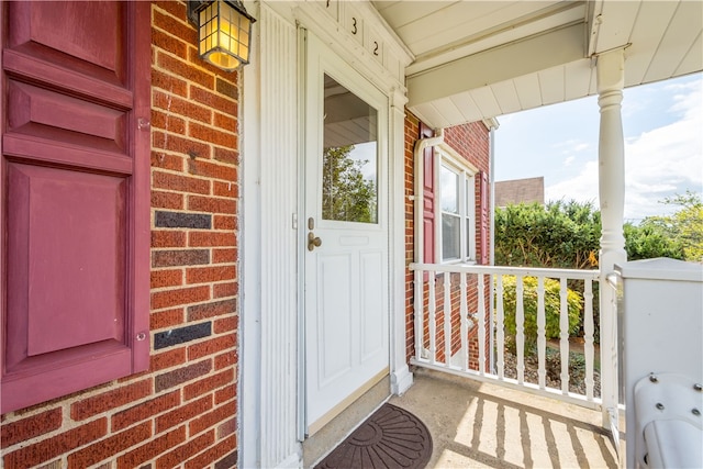 entrance to property featuring covered porch