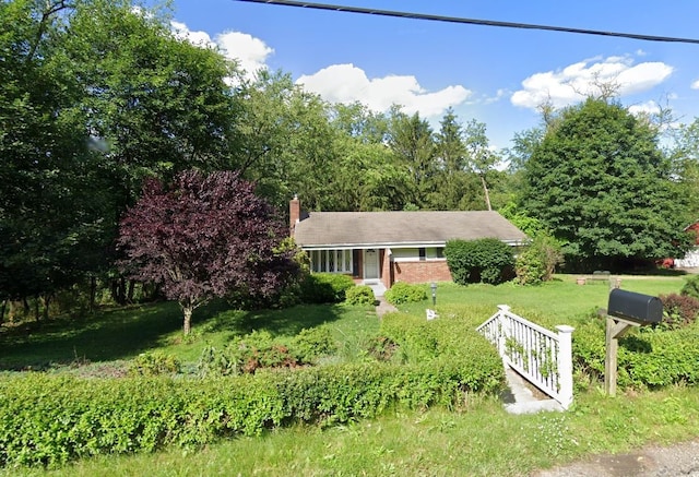 view of front facade featuring a front yard