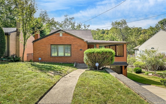 view of front facade featuring a front yard