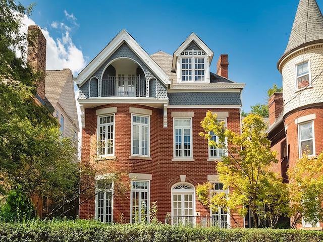 view of front of property with a balcony