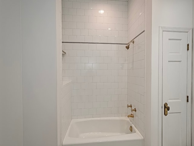 bathroom with tiled shower / bath combo