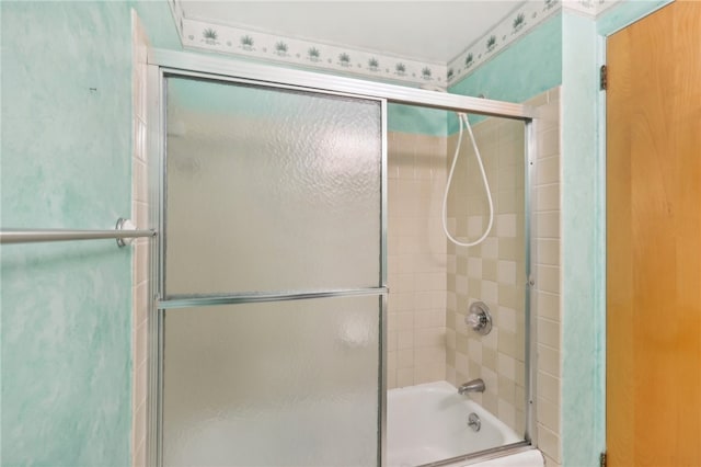 bathroom with enclosed tub / shower combo