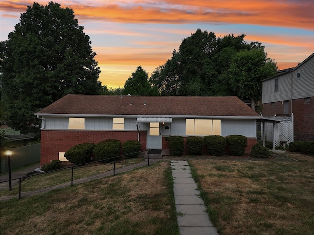 view of front of property featuring a lawn