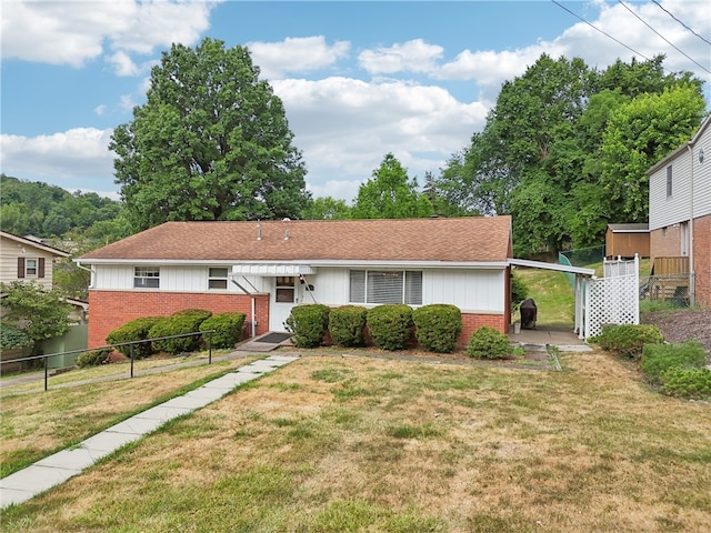 view of front of home with a front lawn