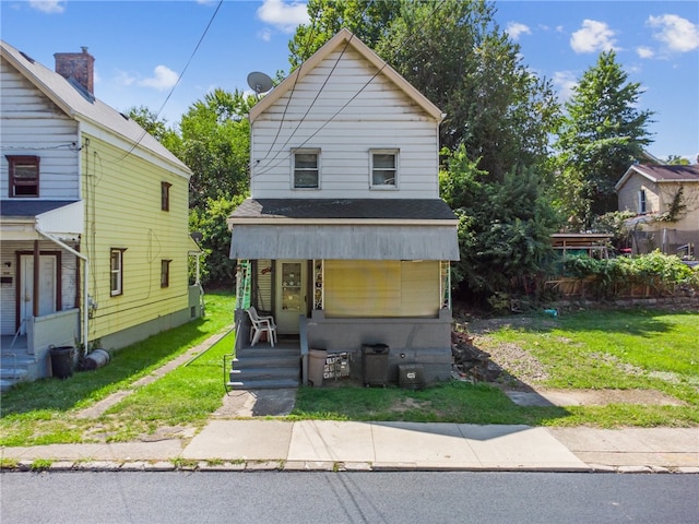 view of front facade featuring a front lawn and a porch