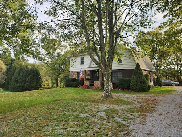 view of front facade featuring a front lawn