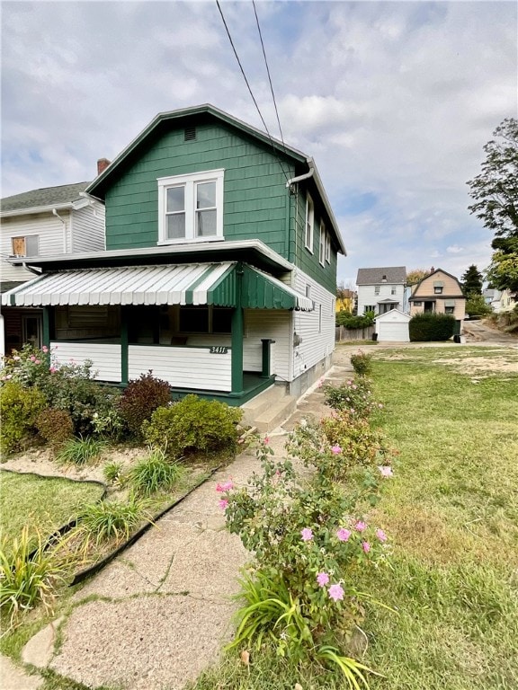 view of front of property with a front yard