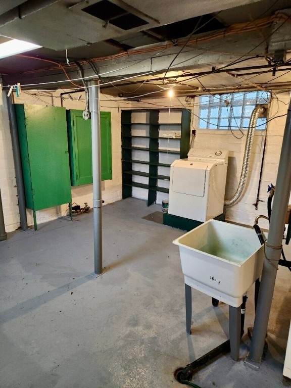 basement with washer / clothes dryer and sink