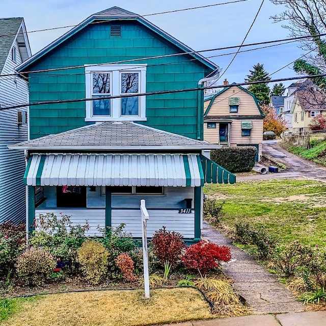 view of front of house with a front lawn