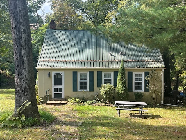 view of front of home with a front lawn