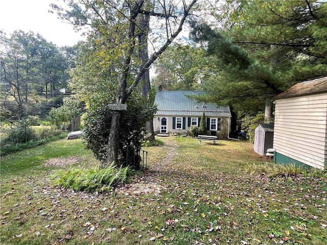 view of yard featuring a shed