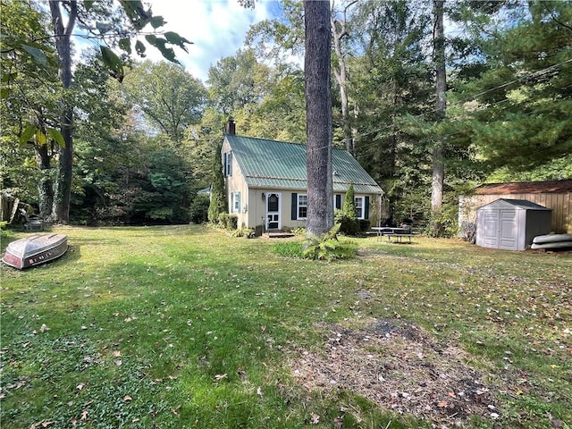 view of yard with a shed