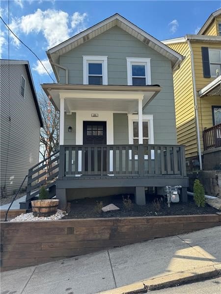 view of front of home featuring a porch