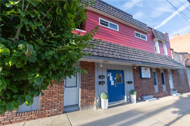 view of front of house featuring covered porch