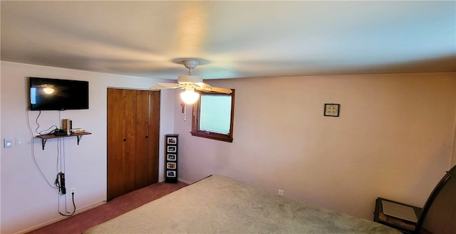 unfurnished bedroom with carpet floors, ceiling fan, and a closet