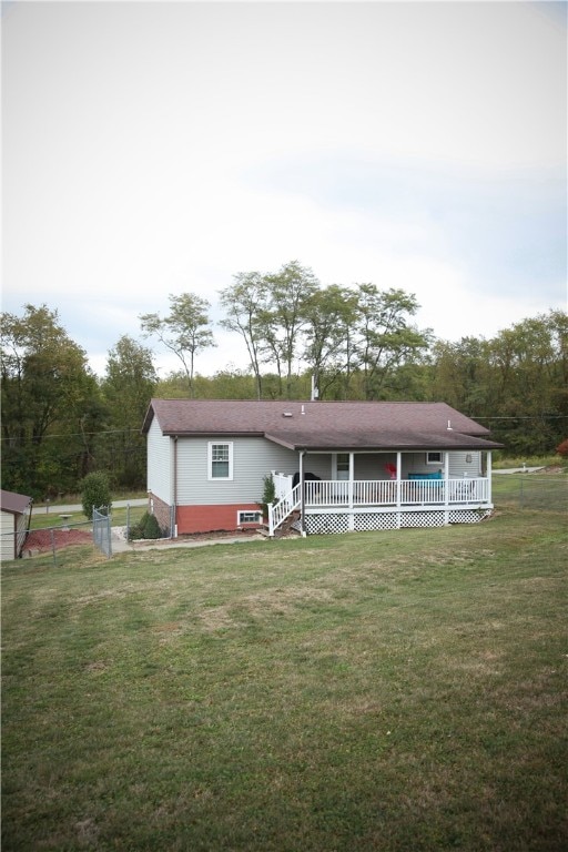 view of front of property with a front yard